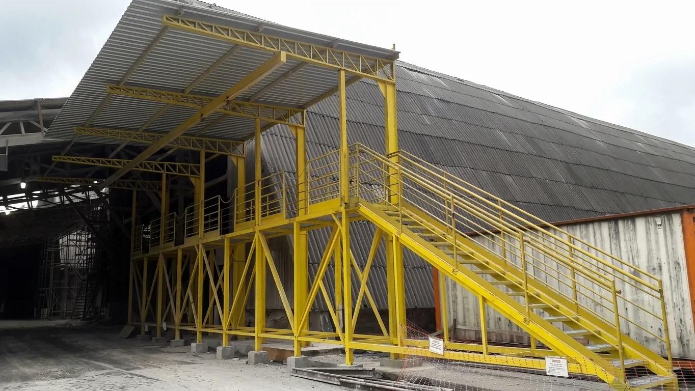 Estrutura industrial elevada para acesso a caminhões