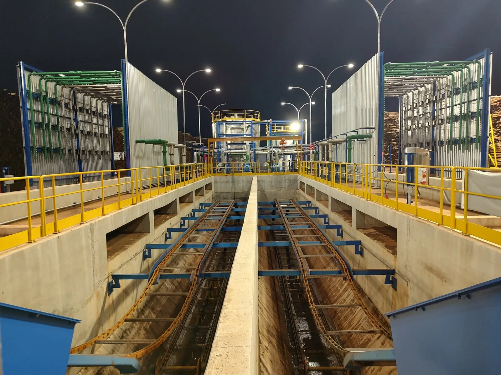 Infraestrutura de coleta e passagem da pré-lavagem de toras